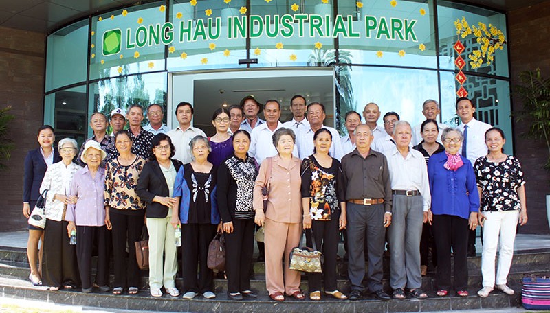 Đoàn CLB Hưu trí tỉnh Long An tham quan khu công nghiệp Long Hậu