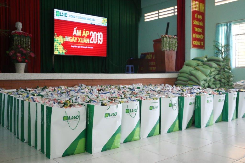 Trao tặng nhà tình nghĩa và Chương trình trao quà Tết “Ấm Áp Ngày Xuân 2019" tại xã Long Hậu